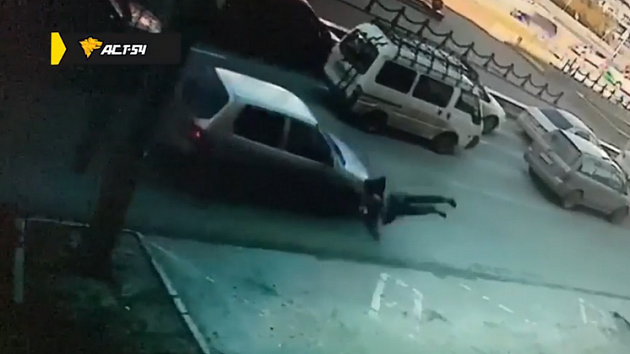 В Новосибирске автомобиль сбил пешехода-нарушительницу на улице Восход