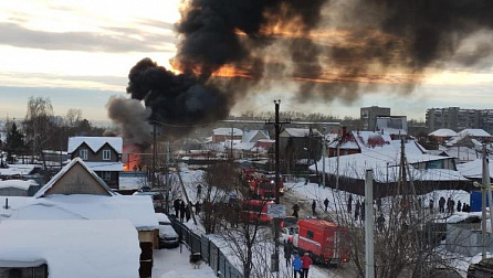 Чёрный столб дыма от пожара в Октябрьском районе Новосибирска напугал жителей города