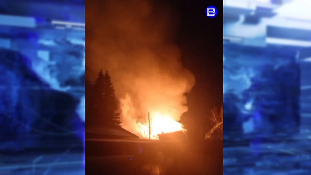 В Новосибирске огонь уничтожил частный дом и гараж на улице Урожайной