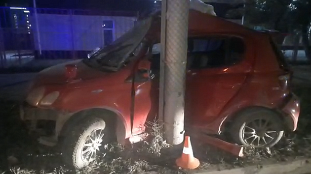 В Новосибирске водитель въехал в световую опору и погиб