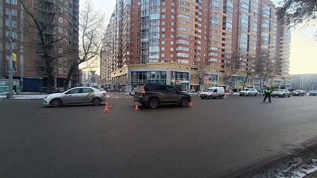 В Новосибирске ребенок попал под колеса внедорожника и сбежал с места аварии
