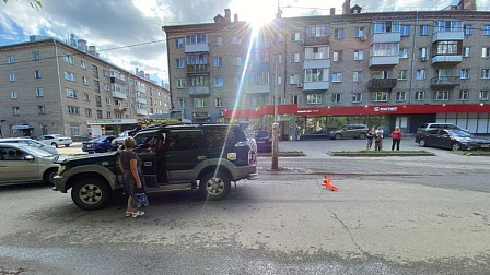 В Новосибирске ребёнок переходил дорогу в неположенном месте и попал под машину