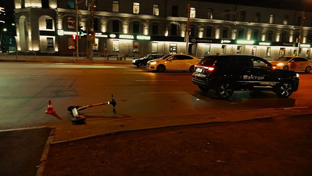 В Новосибирске машина сбила двух девушек на электросамокате на «зебре»