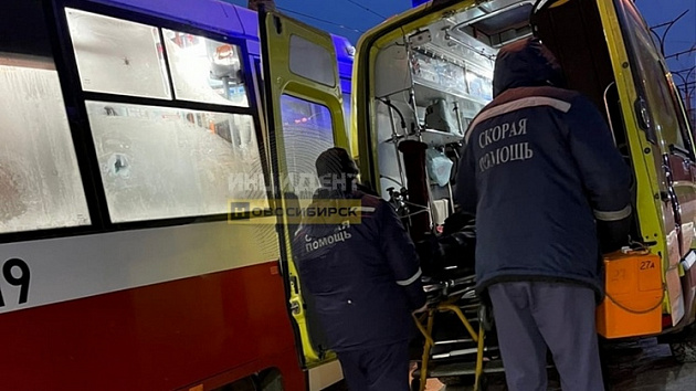 В Новосибирске на конечной остановке трамвая №18 умер мужчина
