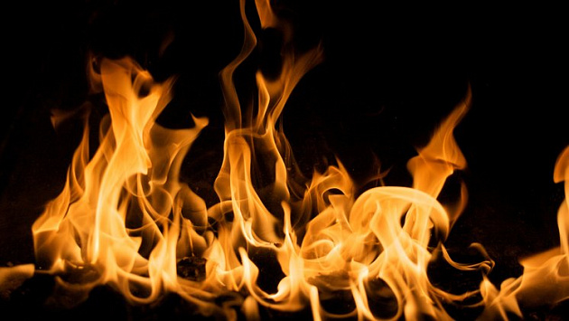 Пожар произошел в цехе по производству металлических изделий в Новосибирске