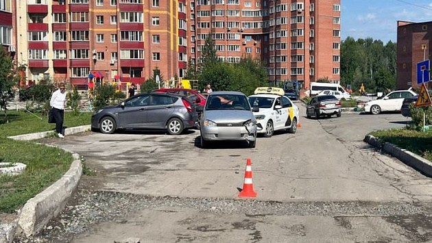 В Новосибирске 18-летнего пассажира автомобиля увезли в больницу после тройного ДТП