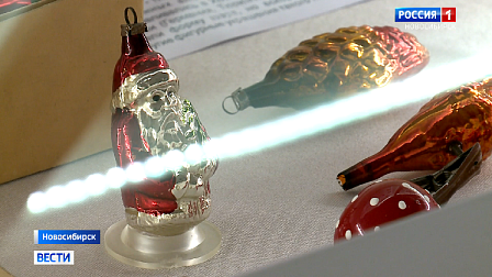 Новогодние игрушки с вековой историей показали на выставке в Новосибирске