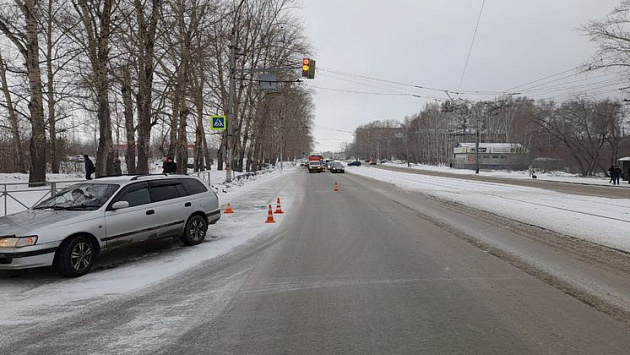 В Новосибирске 22-летний водитель сбил на пешеходном переходе женщину с ребёнком