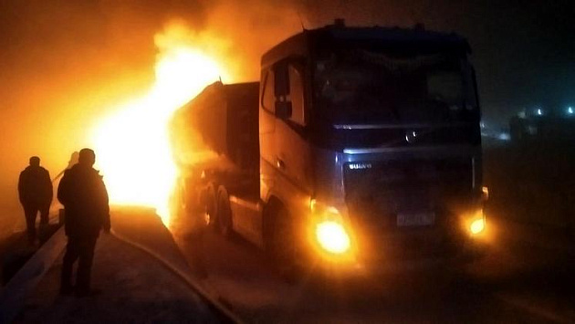 В Новосибирской области погиб водитель загоревшегося после столкновения с другой фурой грузовика 