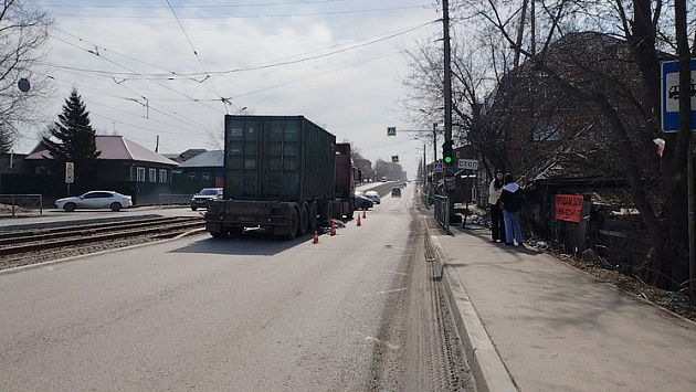 В Новосибирске грузовик насмерть задавил перебегавшую в неположенном месте дорогу пенсионерку