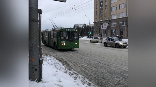 В Новосибирске мужчину и 6-летнего ребёнка ударило током в троллейбусе