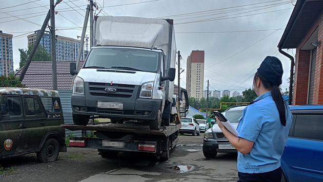 Приставы арестовали грузовик новосибирца за долг почти в два миллиона рублей