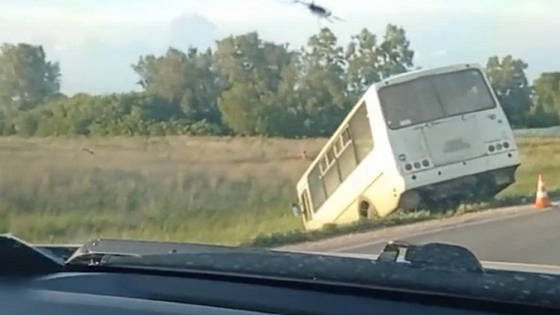 Под Новосибирском 14-летний пассажир пострадал в ДТП с улетевшим в кювет автобусом