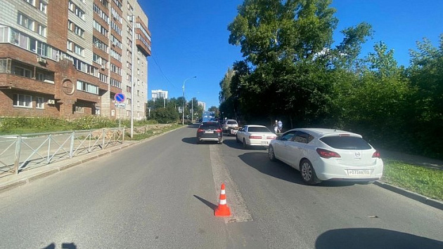 В Новосибирске автомобиль сбил перебегавшую в неположенном месте дорогу девочку