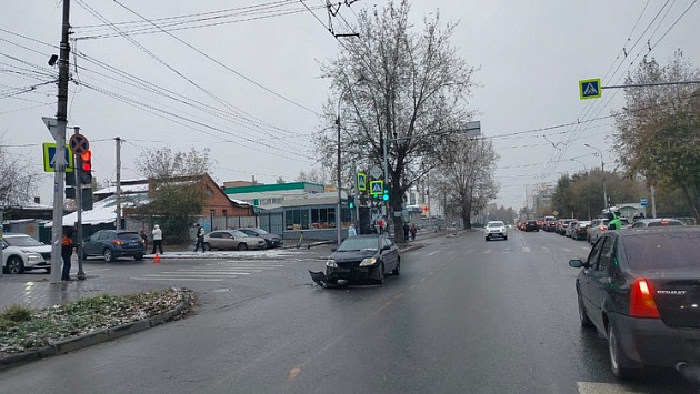 В Новосибирске 14-летний пассажир попал в больницу из-за ДТП с двумя машинами