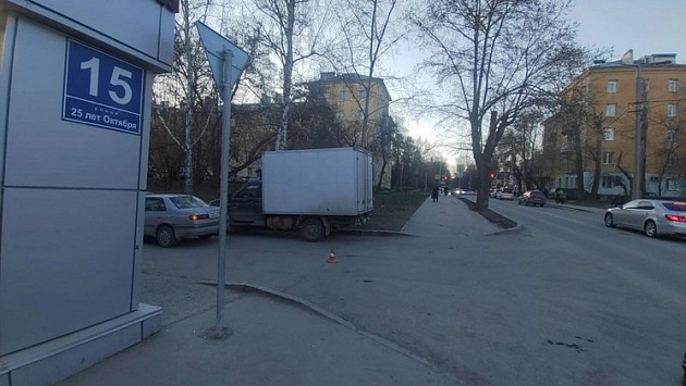 В Новосибирске 11-летний велосипедист угодил под колеса легкового автомобиля