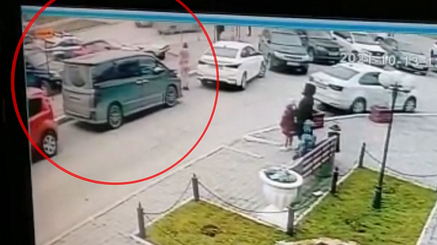 Момент провала автомобилей под асфальт в Новосибирске попал на видео камер наблюдения