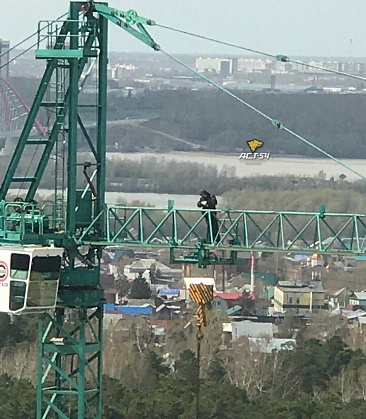 Новосибирец потребовал вернуть зарплату, стоя на стреле строительного крана