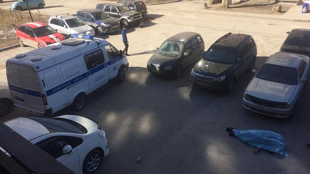 Тело подростка обнаружили под окнами многоэтажки в Новосибирске