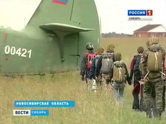 Парашютисты отмечают профессиональный праздник без прыжков - на земле