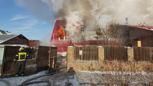Двухэтажный частный дом загорелся в Ленинском районе Новосибирска