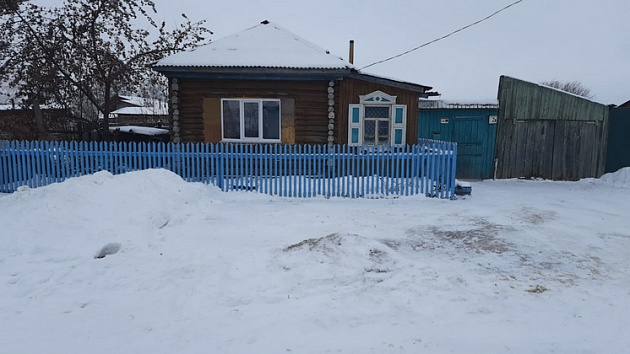 Мать и двое детей спаслись из горящего частного дома в Новосибирской области