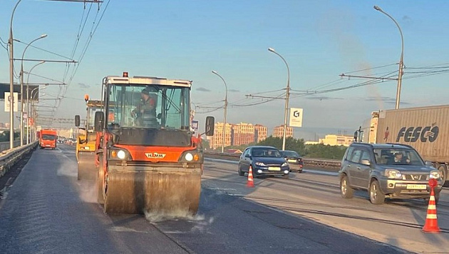 На Димитровском мосту Новосибирска перекрыли две полосы из-за ямочного ремонта