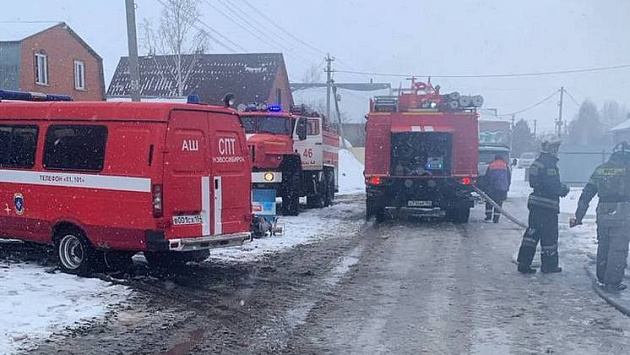 Пожарные предотвратили взрыв четырех газовых баллонов в селе под Новосибирском