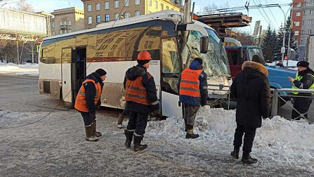Автобус с 28 детьми врезался в забор в центре Новосибирска