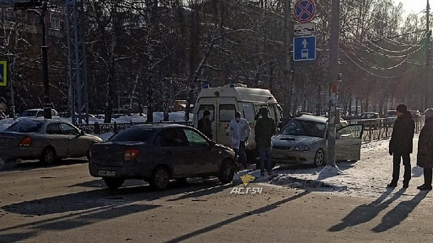 В Новосибирске автомобилист влетел в столб после ДТП 