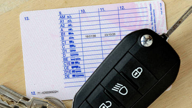 Новосибирца осудят за покупку иностранных водительских прав на вождение