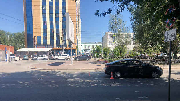 В Новосибирске водитель автомобиля сбил женщину около площади Калинина