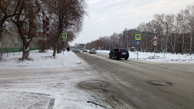 В Новосибирске пьяный водитель Mercedes сбил двух школьниц на тротуаре