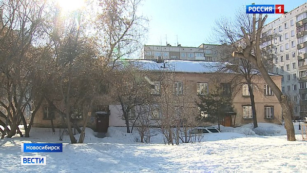 На рухнувшую крышу старого жилого дома в Новосибирске обратил внимание глава СКР Бастрыкин