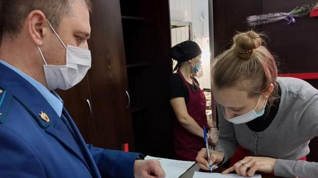 Около 20 человек отравились роллами в кафе в Новосибирской области
