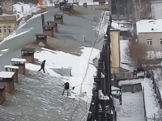 Новосибирцы шокированы опасной работой уборщика снега на крыше 