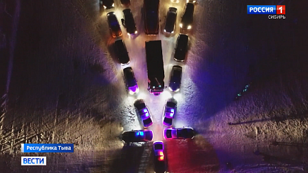 Ёлку из 100 автомобилей собрали жители республики Тыва