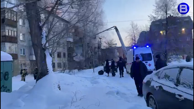 Ребенка на скорой увезли в областной ожоговый центр после обрушения подъезда в Новосибирске