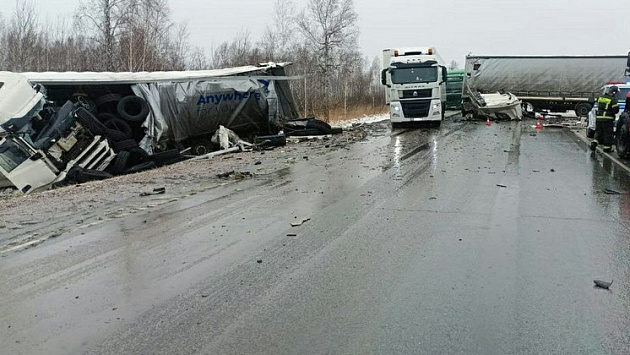 Водитель погиб в лобовом столкновении тягачей на трассе в Новосибирской области