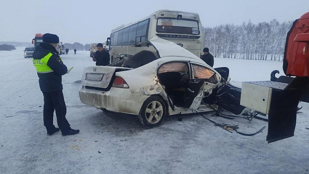 Водитель Honda Civic и трехлетний пассажир погибли в страшном ДТП под Новосибирском