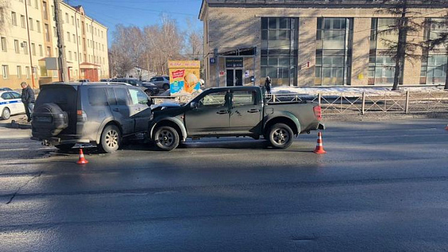 В Советском районе Новосибирска водитель вылетел на встречную полосу и устроил аварию   