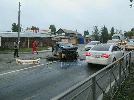 Уходивший от погони «Субару» собрал массовое ДТП на Мочищенском шоссе