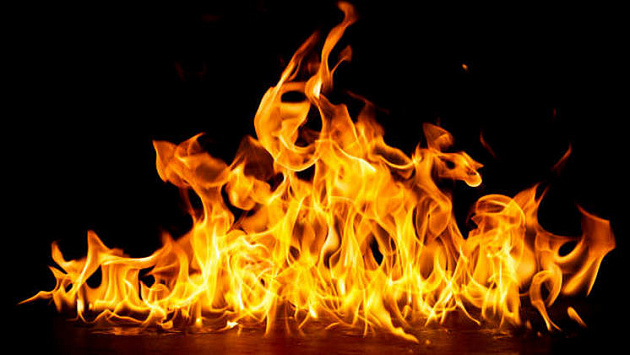 В Новосибирске пожарные спасли двух пенсионеров из горящей квартиры