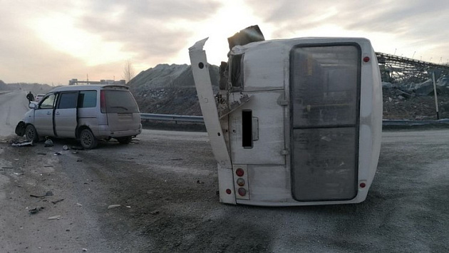 Под Новосибирском опрокинулся автобус с пассажирами после удара машины в бок
