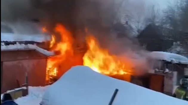 В Заельцовском районе Новосибирска сгорел частный дом