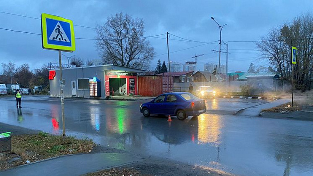  В Новосибирске автомобилист сбил 17-летнего юношу на пешеходном переходе