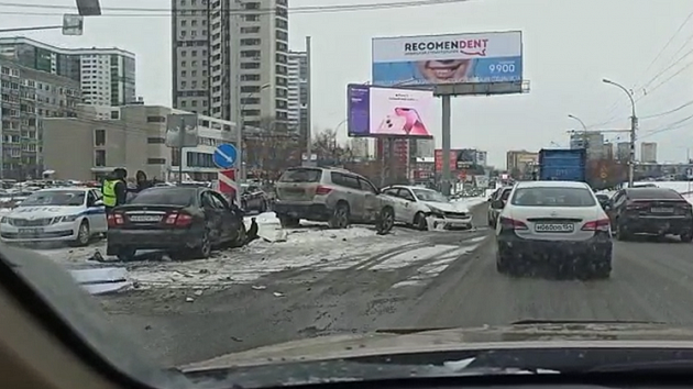 В Калининском районе Новосибирска столкнулись три автомобиля