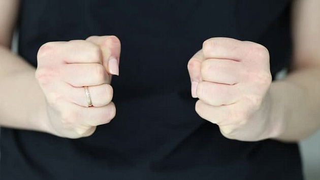 Жительница Новосибирска до смерти избила собутыльницу в пьяном конфликте