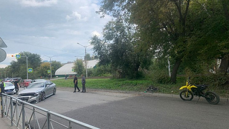 В Новосибирске 16-летний водитель питбайка пострадал в столкновении с машиной 
