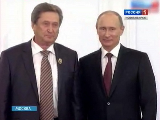 Новосибирский ученый с мировым именем Анатолий Деревянко принял награду из рук президента страны